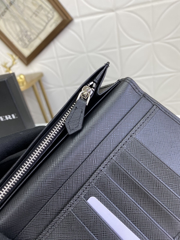 プラダ財布コピー着用イメージ